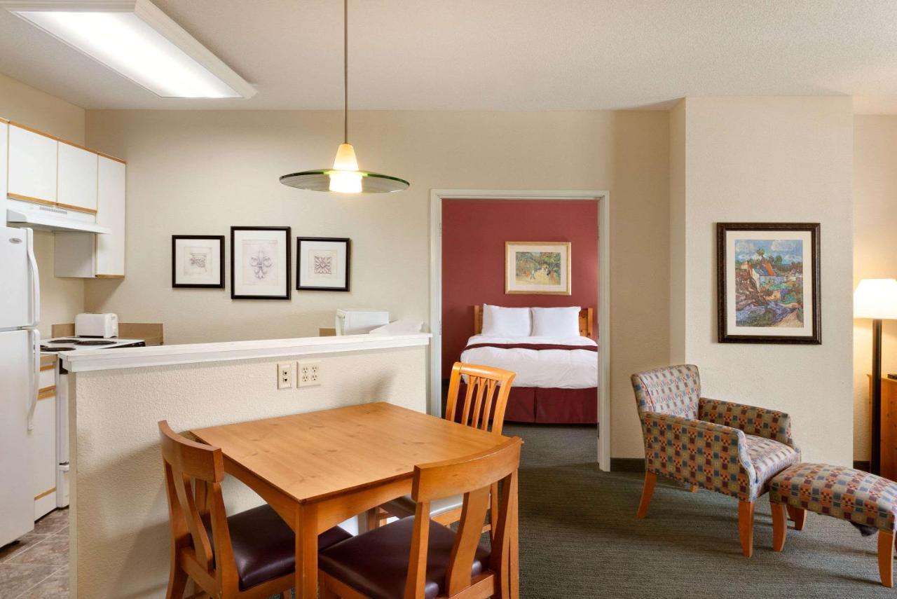 Hotel Baymont By Wyndham Wichita East Exterior foto
