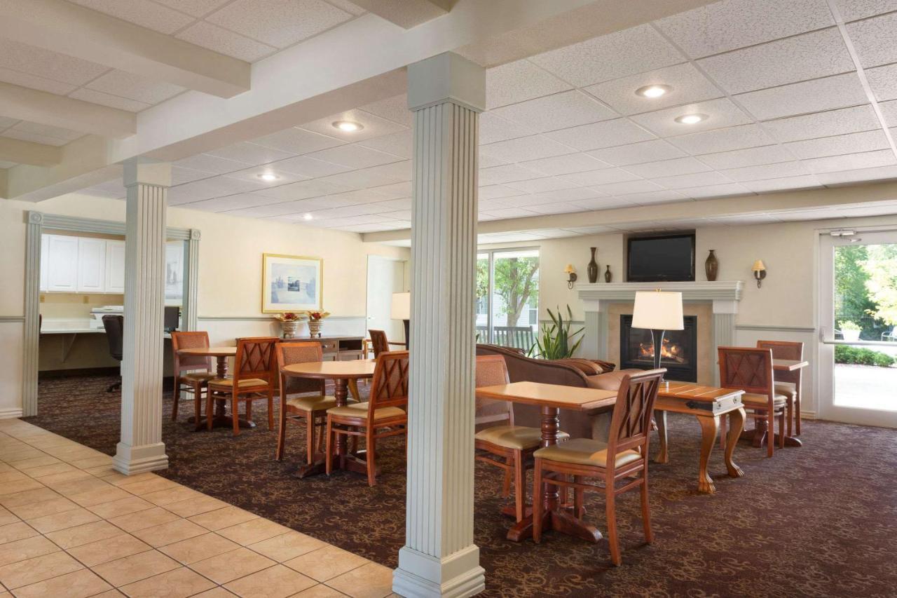 Hotel Baymont By Wyndham Wichita East Exterior foto